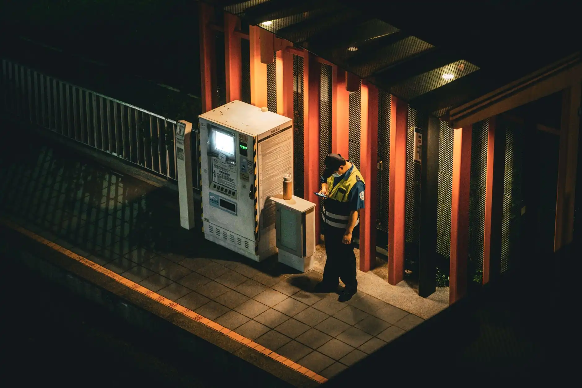 工业开关电源与导轨电源在自动化控制柜中的应用差异分析