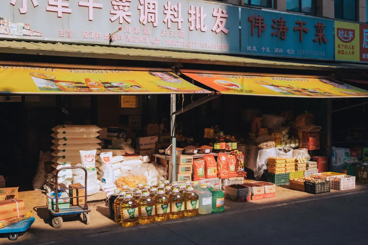 导轨电源与开关电源模块对比：工业设备制造商如何选择供电硬件