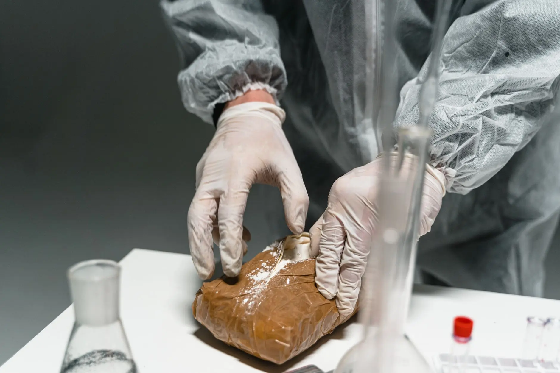 工业开关电源与导轨电源在自动化控制柜中的应用差异分析